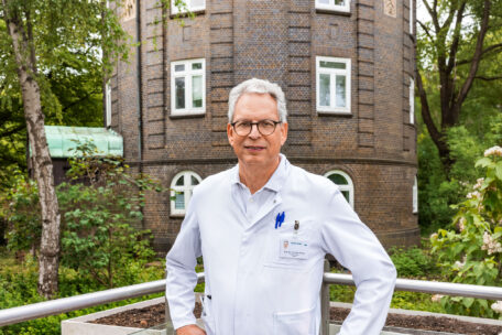 © IBA Hamburg / Katja Ruge Prof. Müller vor dem Wasserturm Groß Sand