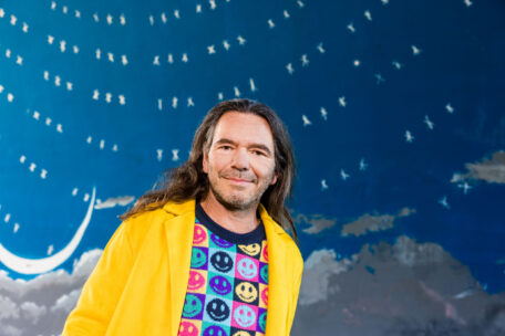 © IBA Hamburg / Katja Ruge Lintl posiert vor der Bemalung der Sternenbrücke