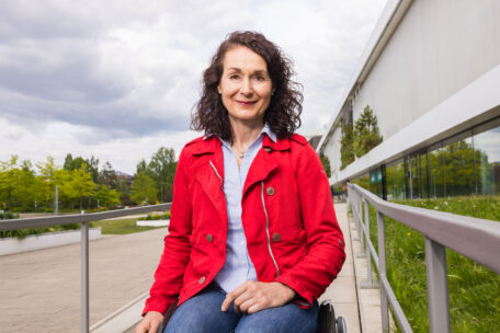 © IBA Hamburg / Katja Ruge Sylvia Pille-Steppat vor der Schwimmhalle Inselpark