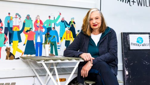 © IBA Hamburg / Katja Ruge Dr. Babette Peters sitzt an einem Tisch.vor dem Nachbarschaftsbus