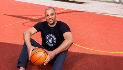 © IBA Hamburg / Katja Ruge Marvin Willoughby sitzt auf einem Basketballfeld