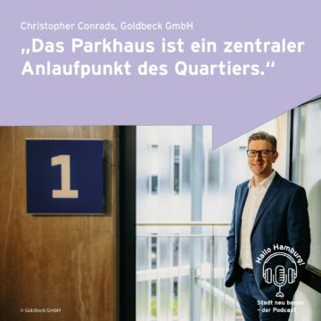 Christopher Conrads steht am offenen Fenster, neben ihm eine große Eins an der Wand