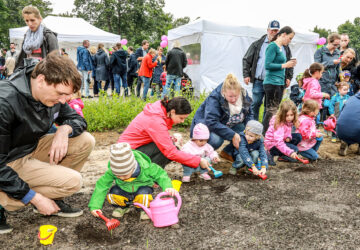 © IBA Hamburg GmbH / Andreas Bock Familien auf dem Baustellenfest im Fischbeker Heidbrook