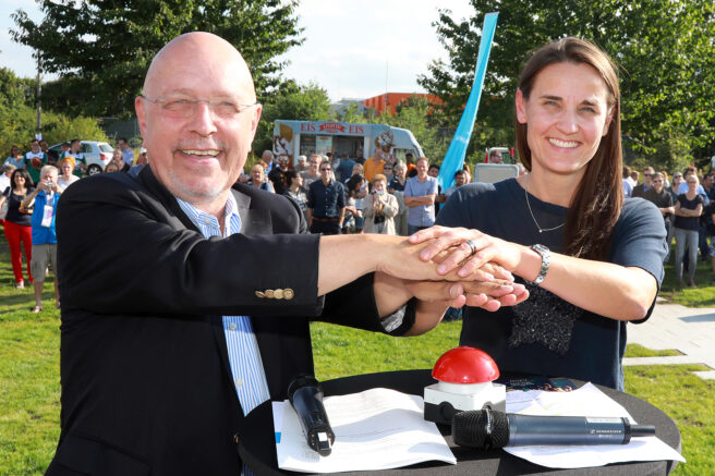 © IBA Hamburg GmbH / Andreas Bock Karen Pein und Thomas Völsch bei der Eröffnung des Sport- und Spielbands in Vogelkamp Neugraben
