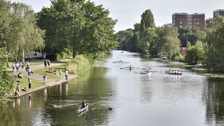 © IBA Hamburg / Martin Kunze Menschen nutzen die Kanäle in Wilhelmsburg für Wassersport