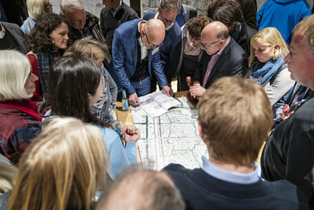 © IBA Hamburg / Johannes Arlt Menschen stehen um einen Tisch, auf dem ein Plan liegt