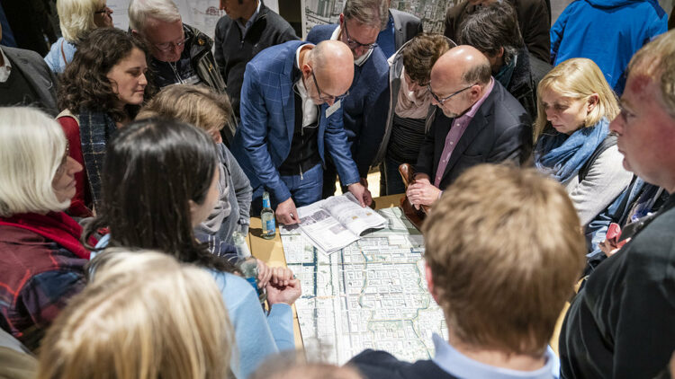 © IBA Hamburg / Johannes Arlt Menschen stehen um einen Tisch, auf dem ein Plan liegt