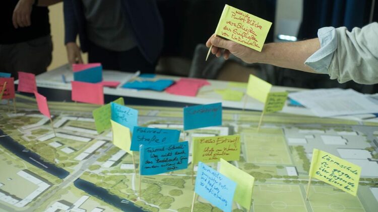 © IBA Hamburg GmbH / Jo Larsson Auf einem Plan des Spreehafenviertel werden Fähnchen mit Notizen gesteckt