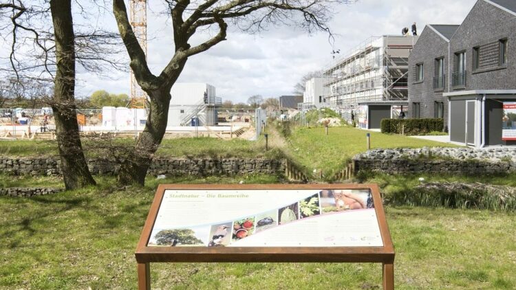 © IBA Hamburg GmbH / Martin Kunze Infotafel vor Neubaugebiet in Vogelkamp Neugraben