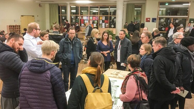 © IBA Hamburg GmbH / Anke Hansing Menschen vor Tisch mit Karte