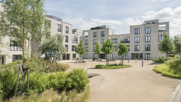 © IBA Hamburg / Martin Kunze Mehrfamilienhaus und Spielplatz