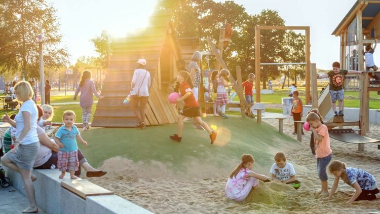 © IBA Hamburg GmbH / Andreas Bock Spielplatz mit Kindern in Vogelkamp Neugraben