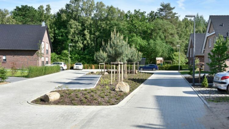 © IBA Hamburg GmbH / Martin Kunze Wohnhof mit Einfamilienhäusern und Begrünung im Fischbeker Heidbrook