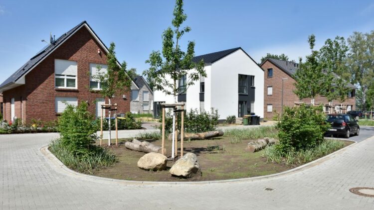 © IBA Hamburg GmbH / Martin Kunze Wohnhof im Fischbeker Heidbrook mit umliegenden Einfamilienhäusern