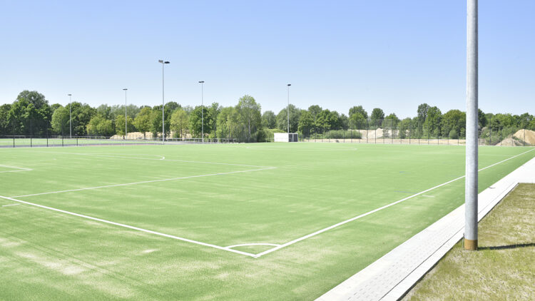 © IBA Hamburg / Martin Kunze Sportplatz mit Grünraum im Hintergrund