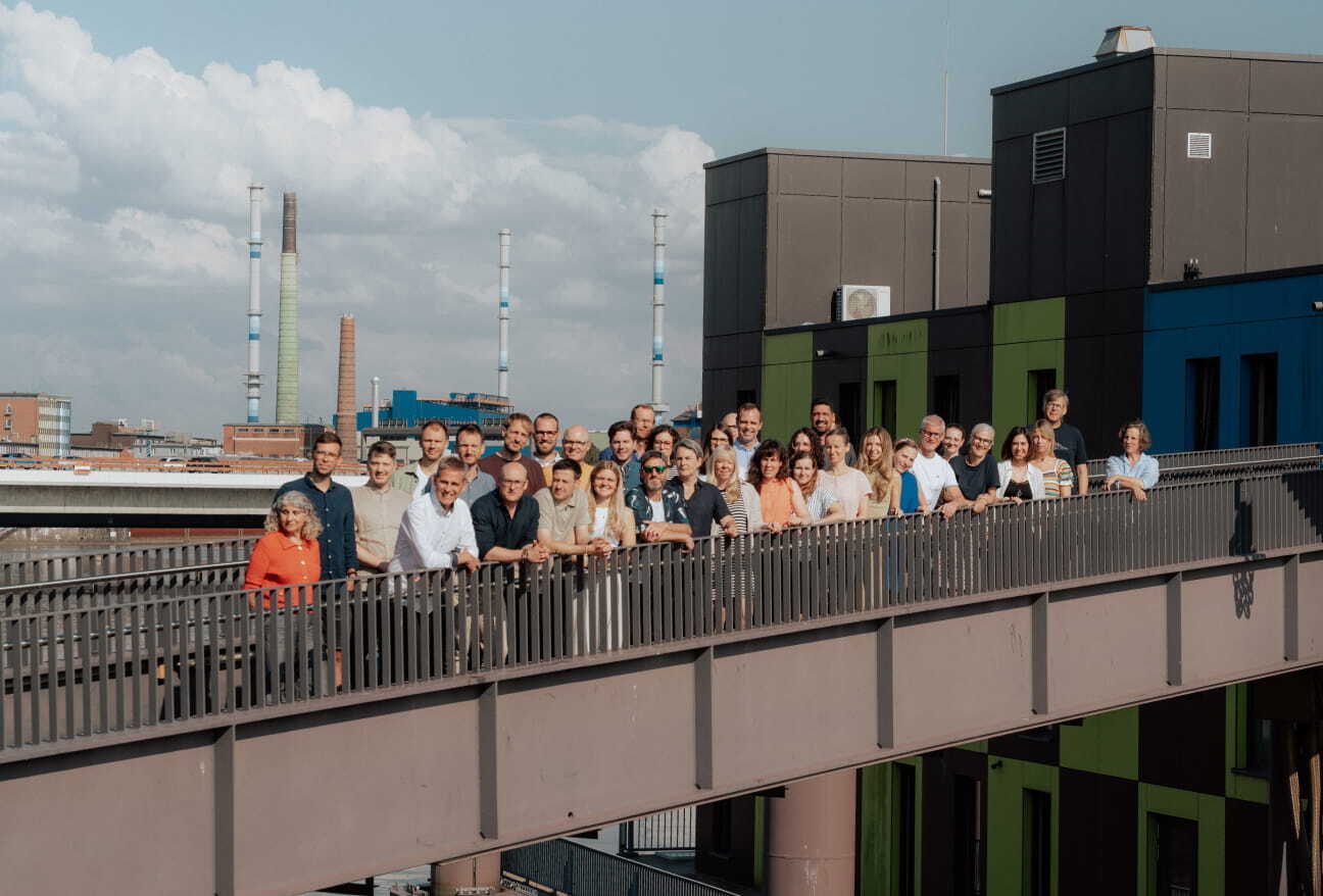 © IBA Hamburg / Kabuja Personengruppe auf der Verbindungsbrücke zwischen Promenade und IBA DOCK