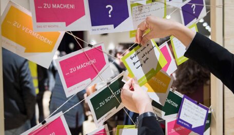 © IBA Hamburg / Bente Stachowske Eine Person hängt eine Notiz an eine Mindmap