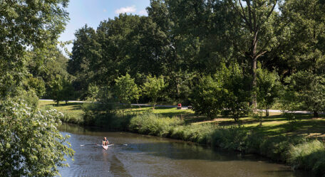 © Martin Kunze Ein Ruderboot fährt über einen Fluss