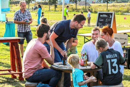 © IBA Hamburg / Andreas Bock Familien auf einer Quartiersgrünfläche
