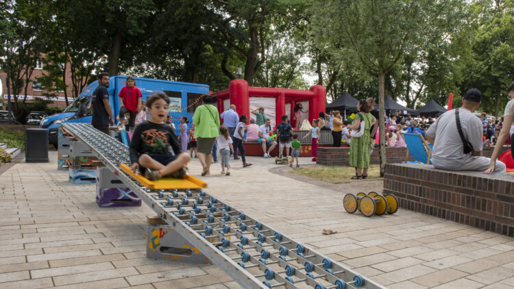 © IBA Hamburg / Bente Stachowske Stadtteilfest Georgswerder, Kind rutscht