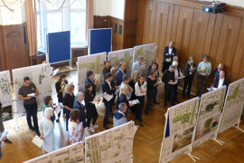 © IBA Hamburg / Claussen Seggelke Menschen stehen vor Plänen