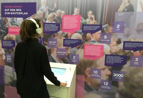 © IBA Hamburg / Anke Hansing Frau in der mobilen Ausstellung zu Oberbillwerder