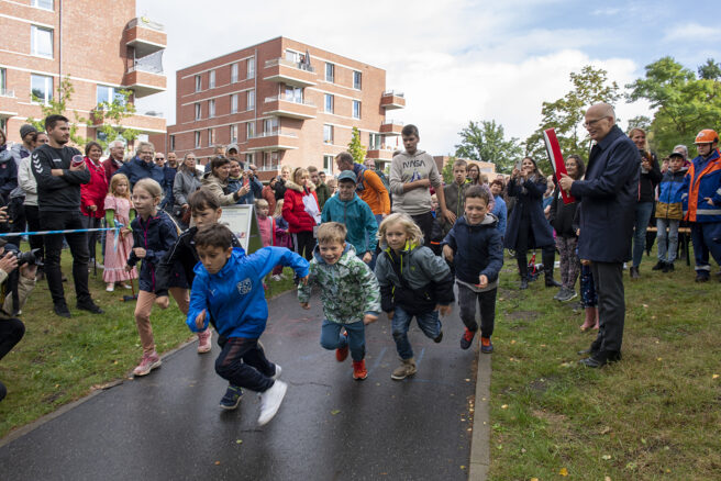 © IBA Hamburg / Bente Stachowske Kinder-Rennen beim Quartiersfest des Fischbeker Heidbrook