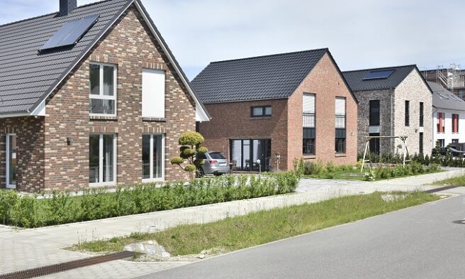 © IBA Hamburg / Martin Kunze Einfamilienhäuser mit Vorgärten an einer Wohnstraße